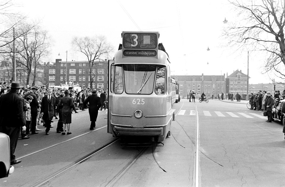 Volkswagen tegen tram op hoek van Nassaukade en Frederik-Hendrikplantsoen, Bestanddeelnr 918-9883