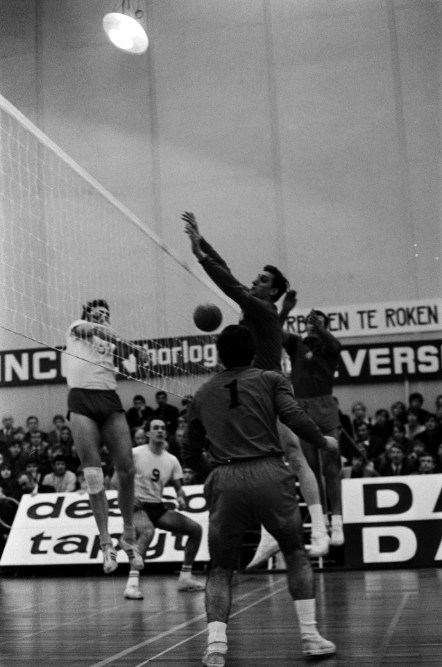 Volleybal AMVJRC tegen CSKA Sofia (Bulgarije) in Apollohal Amsterdam, Bestanddeelnr 923-1235