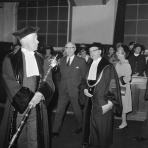 Vlnr. prof. Belinfante, burgemeester Samkalden, prof. v.d. Hoeven, Bestanddeelnr 921-6842