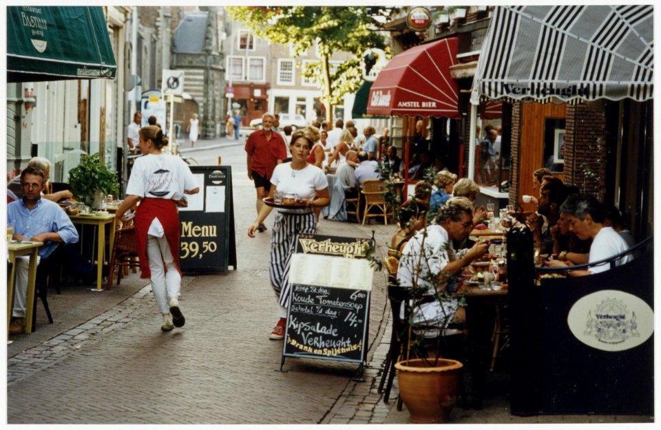 Volle terrassen op een zomeravond, aan de Lange Veerstraat ziende naar het noorden. NL-HlmNHA 54036081