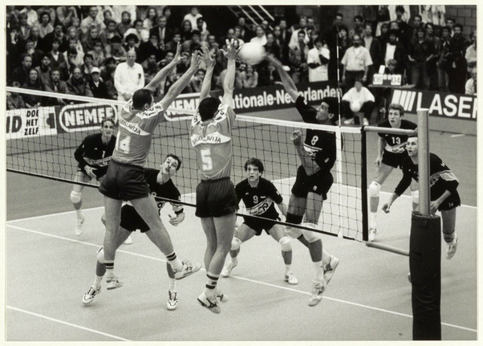 Volleybalwedstrijd Nederland-Joegoslavië in de Beijneshal. NL-HlmNHA 54032151