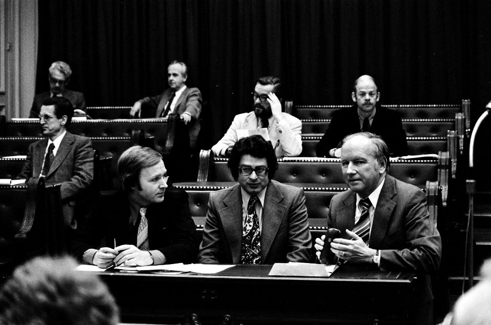 Vlnr de fractievoorzitters Terlouw (D66), Van Thijn (PvdA), Kruisinga (CHU), Bestanddeelnr 927-9676