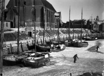 Vollenhove. Haven vissersschepen in het ijs bij de Grote of St. Nicolaaskerk, Bestanddeelnr 902-0346