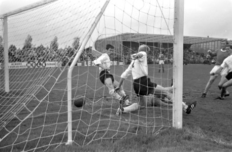 Vollewijckers-Den Bosch 2-1 Coster ( 2e rechts ) scoort voor Vollewijck 2e doel, Bestanddeelnr 921-7594