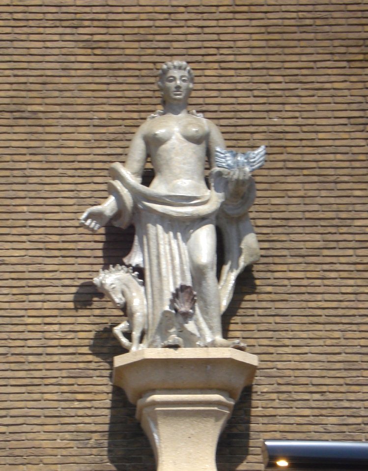 Vlissingen kunstwerk vrouwenfiguur met wiel en paard