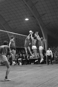 Volleybalwedstrijd AMVJ-Blokkeer. AMVJ won en werd daardoor kampioen van Nederla, Bestanddeelnr 922-2234