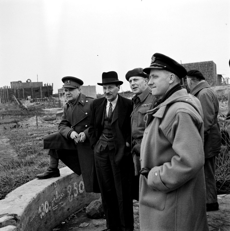 Vlnr Generaal Kruls, Attlee, een Canadese officier, en een Britse marineofficier, Bestanddeelnr 900-2338