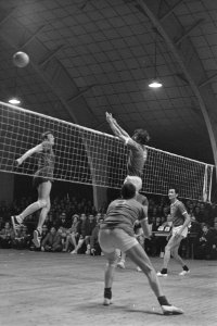 Volleybalwedstrijd AMVJ-Blokkeer spelmomenten, 22 maart 1969, Bestanddeelnr 922-2235