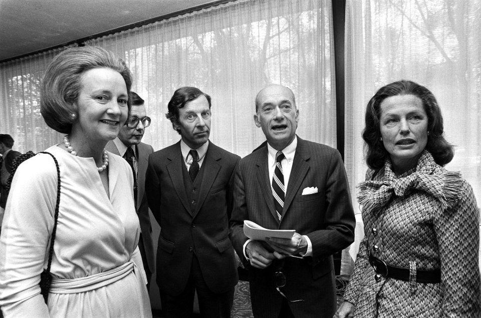 Vlnr Graham, mr. Nouwen (bestuurslid NDP), de Amerikaanse ambassadeur en zijn ec, Bestanddeelnr 927-9431