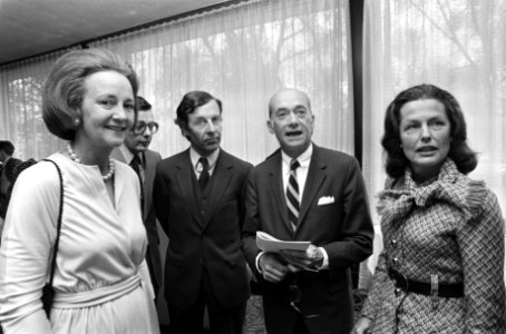 Vlnr Graham, mr. Nouwen (bestuurslid NDP), de Amerikaanse ambassadeur en zijn ec, Bestanddeelnr 927-9431
