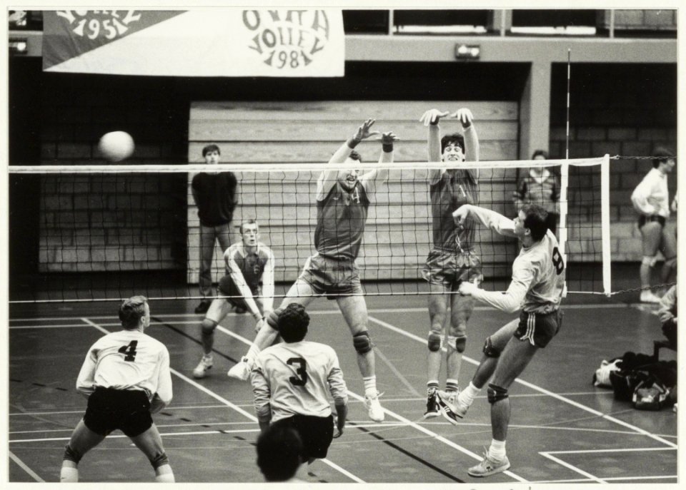 Volleybalwedstrijd tussen OVRA en Allides in de Beijneshal. De rugnummers 4, 3 en 8 (P. v. Asten) zijn spelers van Allides. NL-HlmNHA 54015591