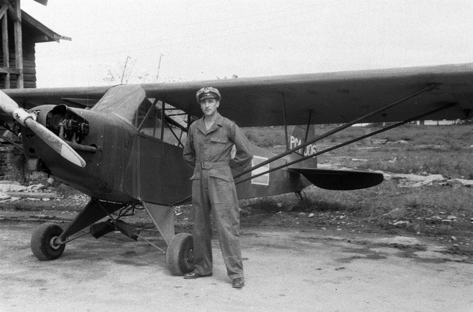 Vliegenier poseert bij Piper L-4J Cub Grashopper zie fotonr. 5895 en 5902, Bestanddeelnr 5903