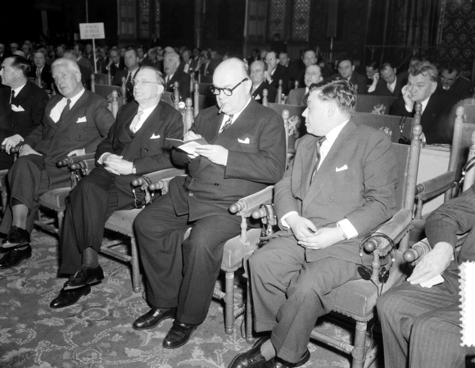 Vlnr. Coudenhove-Kalgeri, prof. Schlichting, Alcide de Gasperi, Paul Henri Spaa, Bestanddeelnr 906-0219