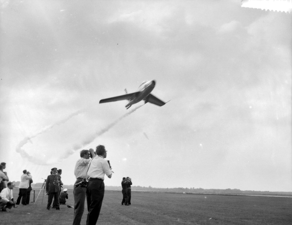 Vliegfeest op Soesterberg t.g.v. het 45 jarig bestaan van de Koninklijke Luchtma, Bestanddeelnr 909-6881