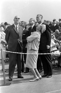 Vliegfeest op Terlet. Pieter van Vollenhoven, ir. D.L. Asjes en koningin Julian…, Bestanddeelnr 920-6852