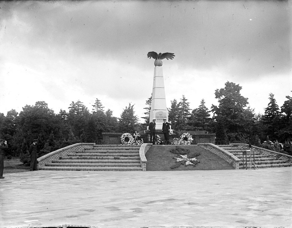 Vliegermonument op Soesterberg onthuld door Prins Bernhard, Bestanddeelnr 902-8245