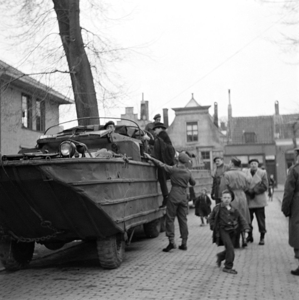 Vlissingen Het bezoek vindt plaats per DUKW (amfibievoertuig) Attlee (met hoed, Bestanddeelnr 900-2319