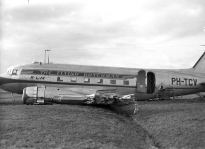Vliegtuigongeluk met een KLM Douglas Dakota DC3 boven Leeuwarden. Toestel raakte, Bestanddeelnr 902-5269