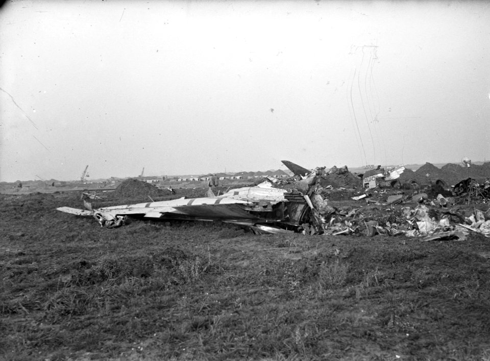 Vliegramp Schiphol. KLM Douglas C47 PH-TB De overblijfselen van het totaal ver…, Bestanddeelnr 901-9558