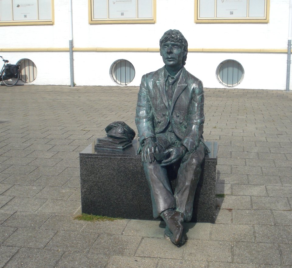 Vlissingen kunstwerk blikje (zeevaartschoolstudent)