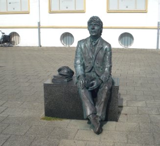 Vlissingen kunstwerk blikje (zeevaartschoolstudent)