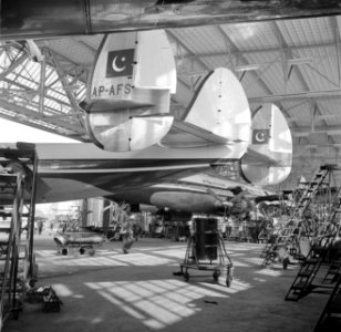 Vliegvelden, hangars, grote, interieur, vliegtuigen, Bestanddeelnr 254-2482