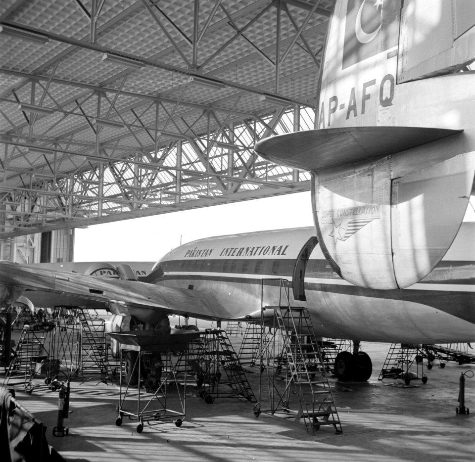 Vliegvelden, hangars, grote, interieur, vliegtuigen, Bestanddeelnr 254-2476