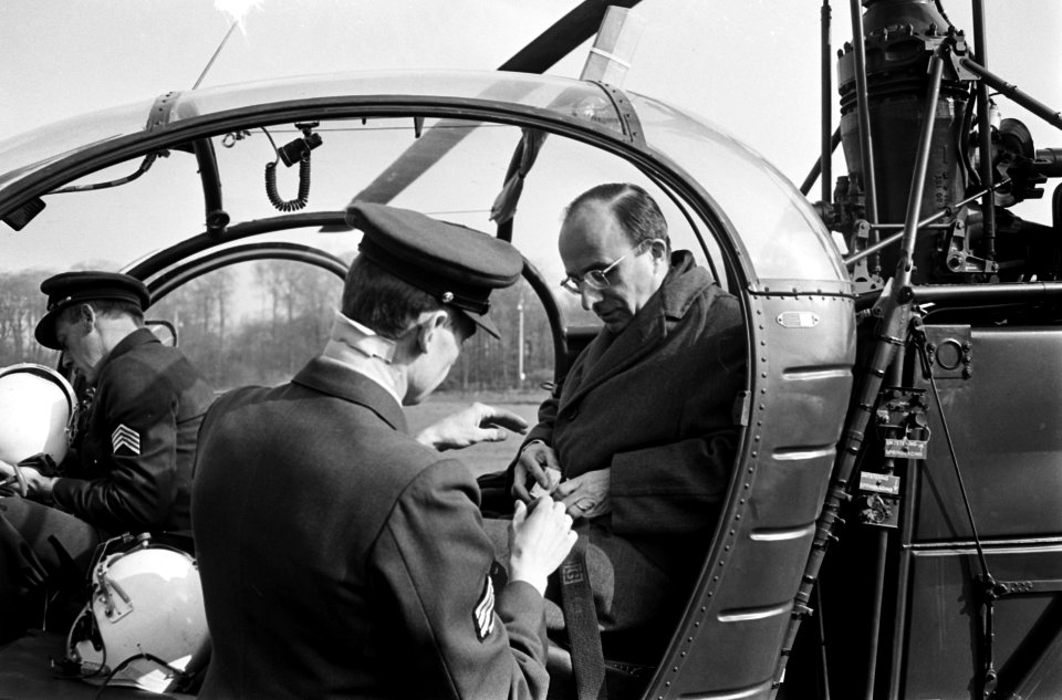 Vliegende formateur mr. Cals met helicopter naar Paleis Soestdijk , mr. Cals met, Bestanddeelnr 917-6351
