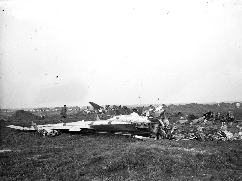 Vliegramp Schiphol. KLM Douglas C47 PH-TB De overblijfselen van het totaal ver…, Bestanddeelnr 901-9557