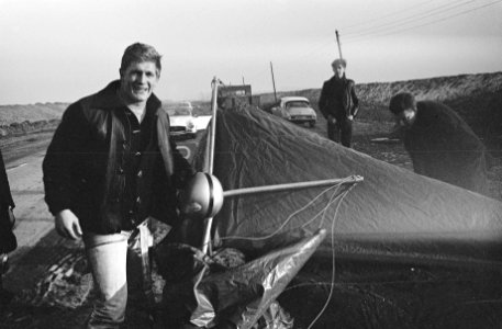 Vliegende Wim Wagenaar achter sportwagen, Wim Wagenaar bij vernielde vlieger, Bestanddeelnr 915-9564
