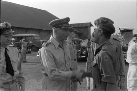 Vliegveld Kemajoran. Legercommandant generaal S.H. Spoor (links) en MacDonald (r, Bestanddeelnr 105-1-5