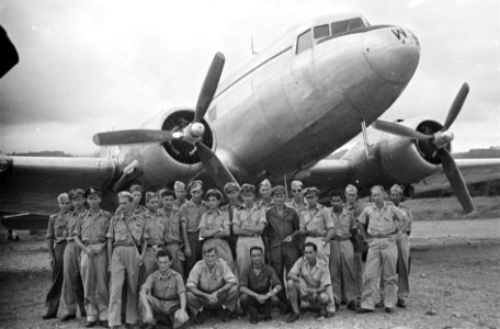 Vliegveld Laha (Ambon). Groepsfoto van manschappen 19e Transport Squadron staand, Bestanddeelnr 1476