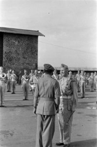 Vliegveld KemajoranGeneraal-majoor MacDonald dankt de kapelmeester van de Prins, Bestanddeelnr 105-2-3