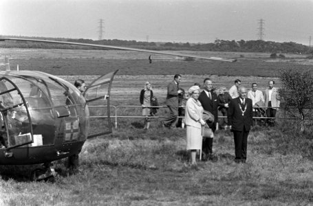 Vliegfeest op Terlet. Koningin Juliana is net per helicopter aangekomen. Links …, Bestanddeelnr 920-6854