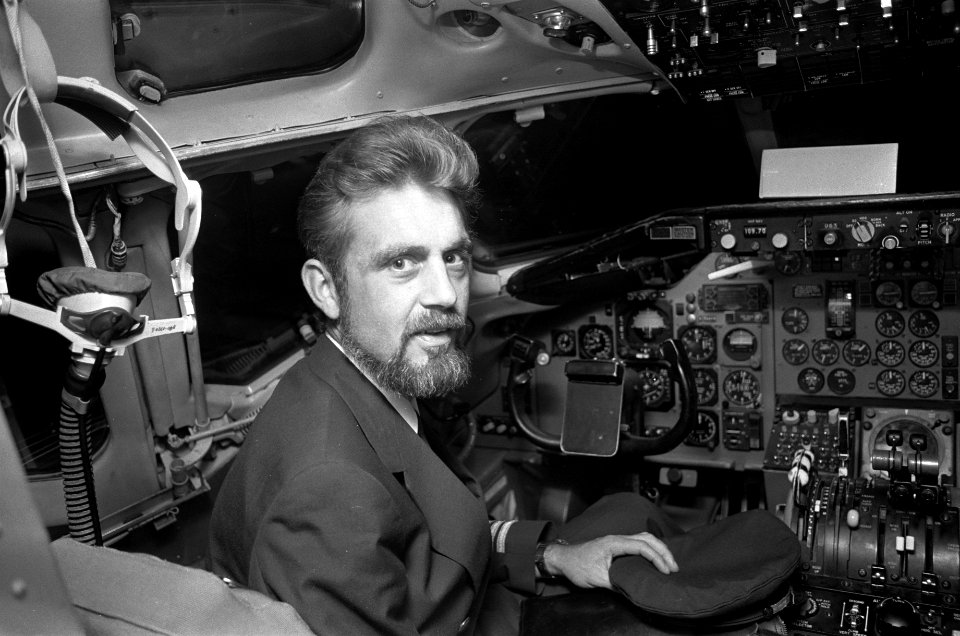 Vliegtuigkaping verijdeld op KLM-vlucht Dusseldorf naar Amsterdam, gezagvoerder , Bestanddeelnr 926-7208
