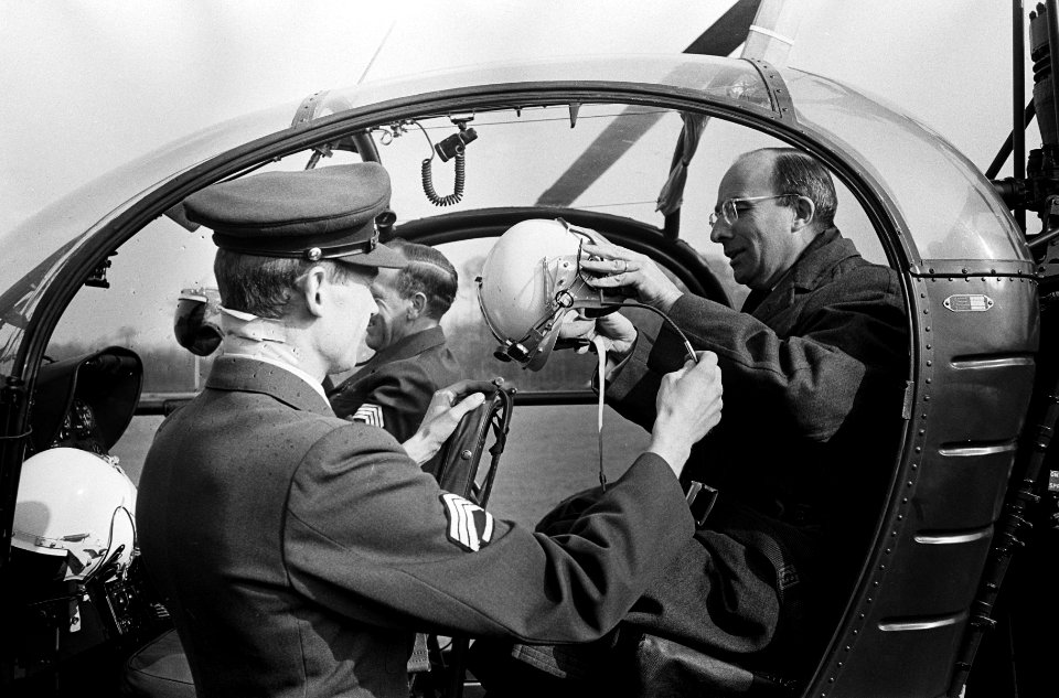 Vliegende formateur mr. Cals met helicopter naar Paleis Soestdijk , mr. Cals met, Bestanddeelnr 917-6350