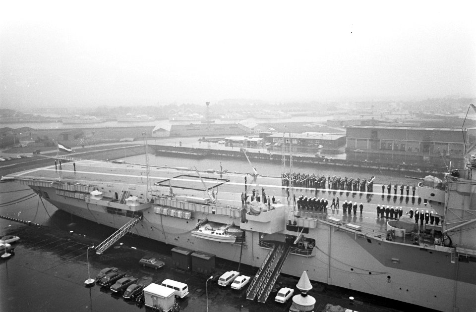 Vliegkampschip Hr. Ms. Karel Doorman uit dienst gesteld te Den Helder, Bestanddeelnr 921-7461