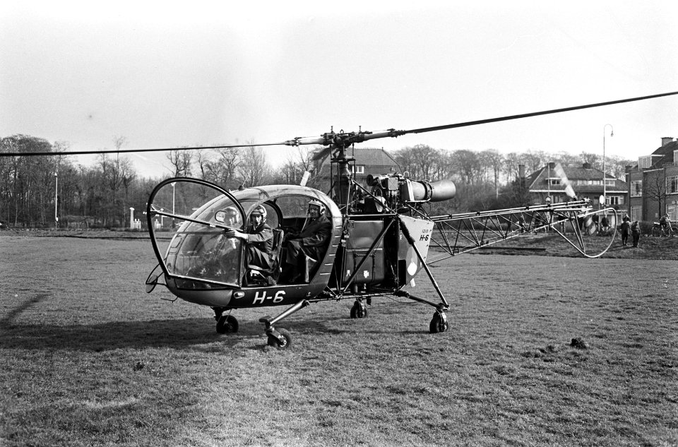 Vliegende formateur mr. Cals met helicopter naar Paleis Soestdijk , mr. Cals in , Bestanddeelnr 917-6344