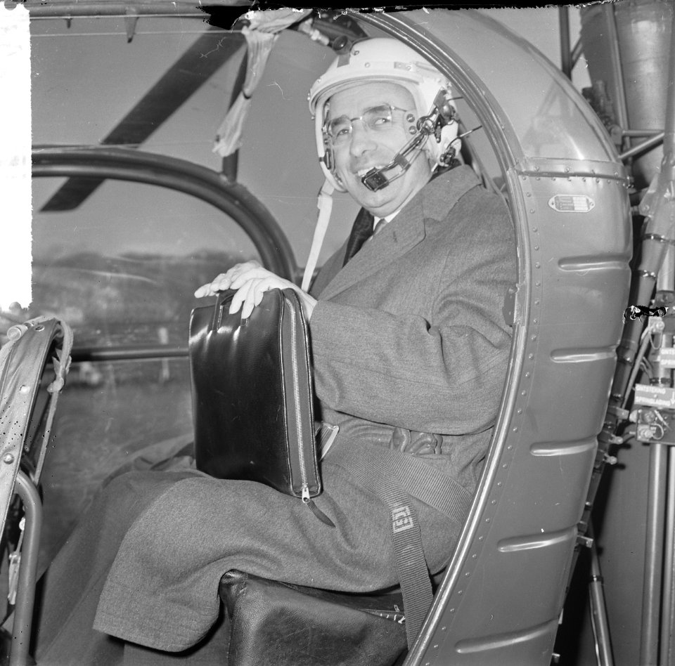 Vliegende formateur mr. Cals met helicopter naar Paleis Soestdijk , mr. Cals, Bestanddeelnr 917-6345