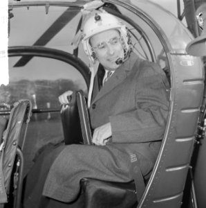 Vliegende formateur mr. Cals met helicopter naar Paleis Soestdijk , mr. Cals met, Bestanddeelnr 917-6347