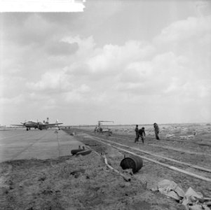 Vliegveld Zestienhoven wordt weer uitgebreid, werkzaamheden aan het nieuwe beton, Bestanddeelnr 916-3345