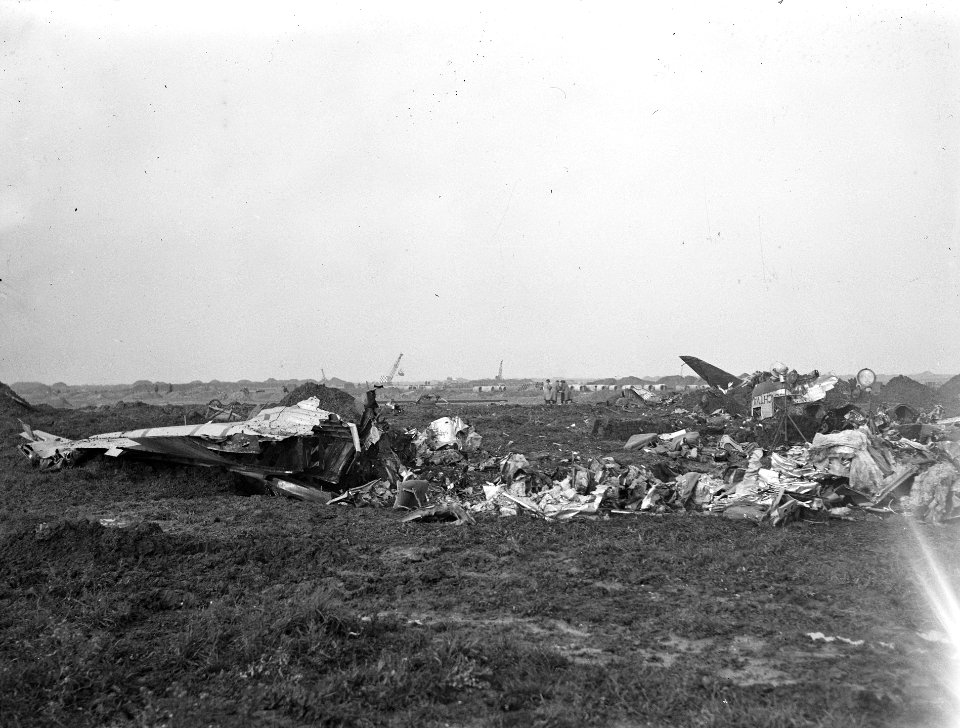Vliegramp Schiphol. KLM Douglas C47 PH-TB De overblijfselen van het totaal ver…, Bestanddeelnr 901-9556