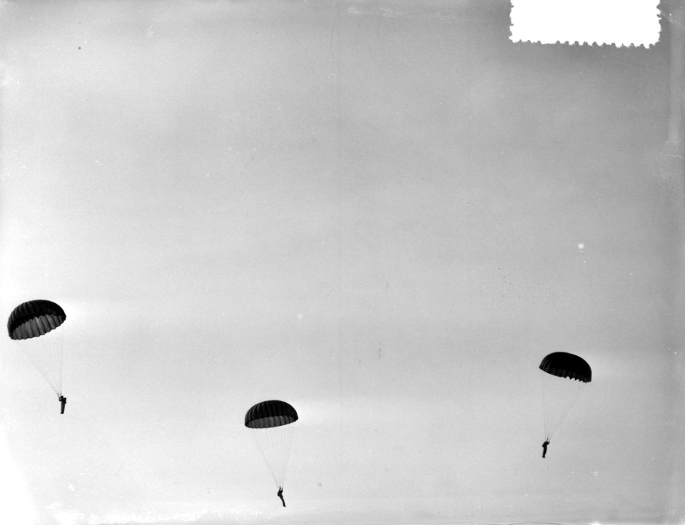 Vliegfeesten Eindhoven. Dalen parachutes, Bestanddeelnr 908-0032