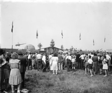 Vliegfeest Soesterberg. Prinselijke familie Bij de opening nog kinderen voor lok, Bestanddeelnr 902-7955
