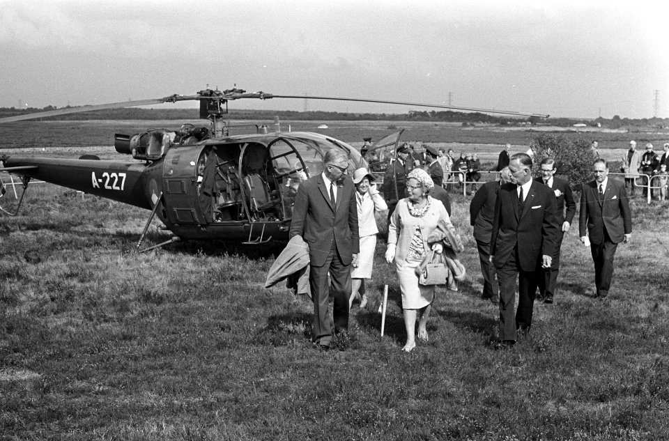 Vliegfeest op Terlet. Pieter van Vollenhoven, ir. D.L. Asjes en koningin Julian…, Bestanddeelnr 920-6851