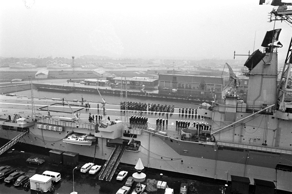 Vliegkampschip Hr. Ms. Karel Doorman uit dienst gesteld te Den Helder, Bestanddeelnr 921-7464