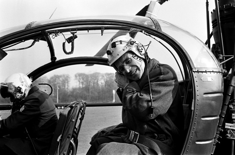 Vliegende formateur mr. Cals met helicopter naar Paleis Soestdijk , hier met vli, Bestanddeelnr 917-6343