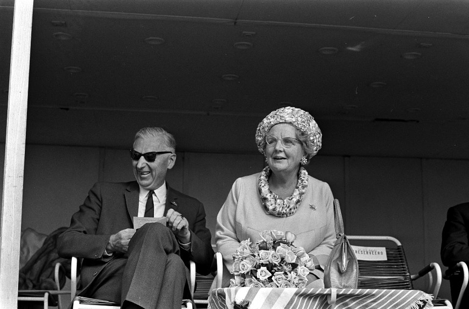 Vliegfeest op Terlet. Koningin Juliana en Commissaris der Koningin in Gelderland, Bestanddeelnr 920-6857