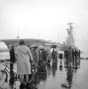 Vliegkampschip Hr Ms Karel Doorman van najaarsoefening terug in Den Helder, Bestanddeelnr 917-2270