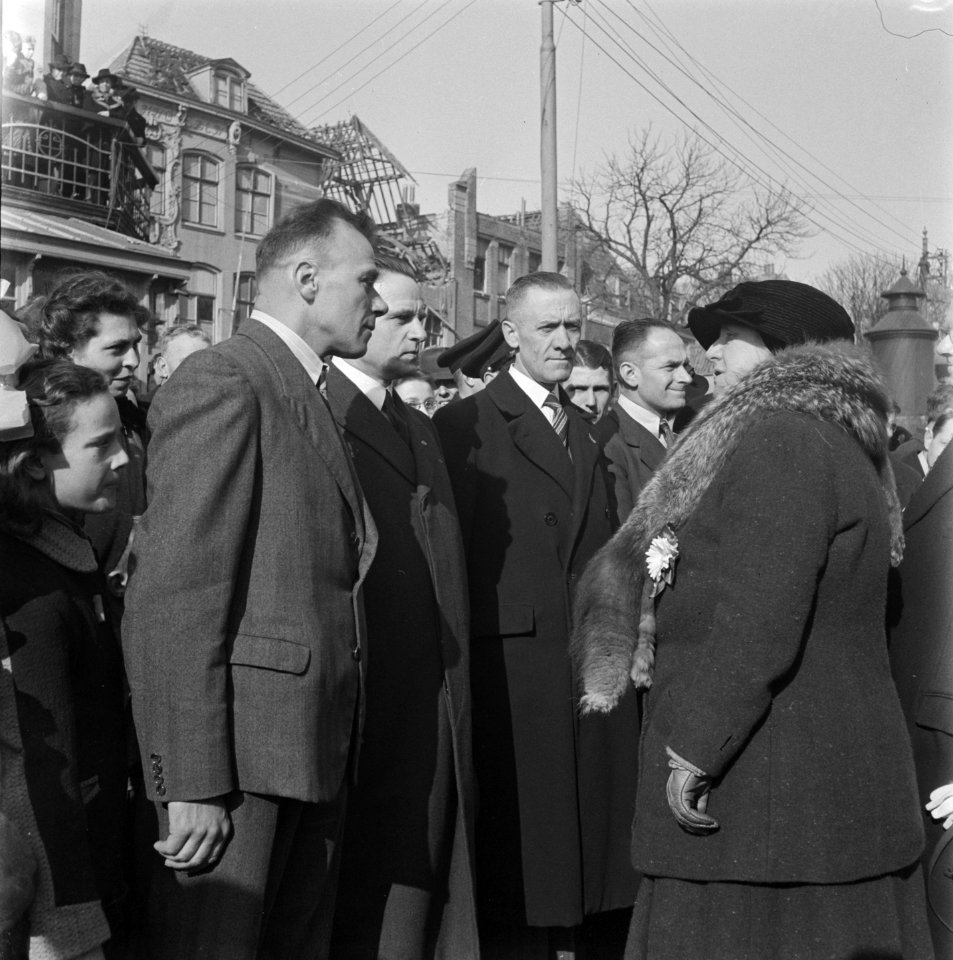 Vlissingen Bellamypark Koningin Wilhelmina spreekt met een drietal mannen, Bestanddeelnr 900-4014